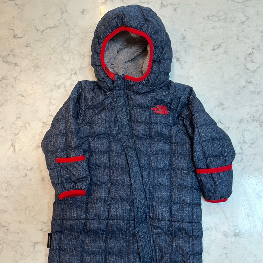 North face navy & red baby bunting size 6-12 month. Cozy warm winter snowsuit